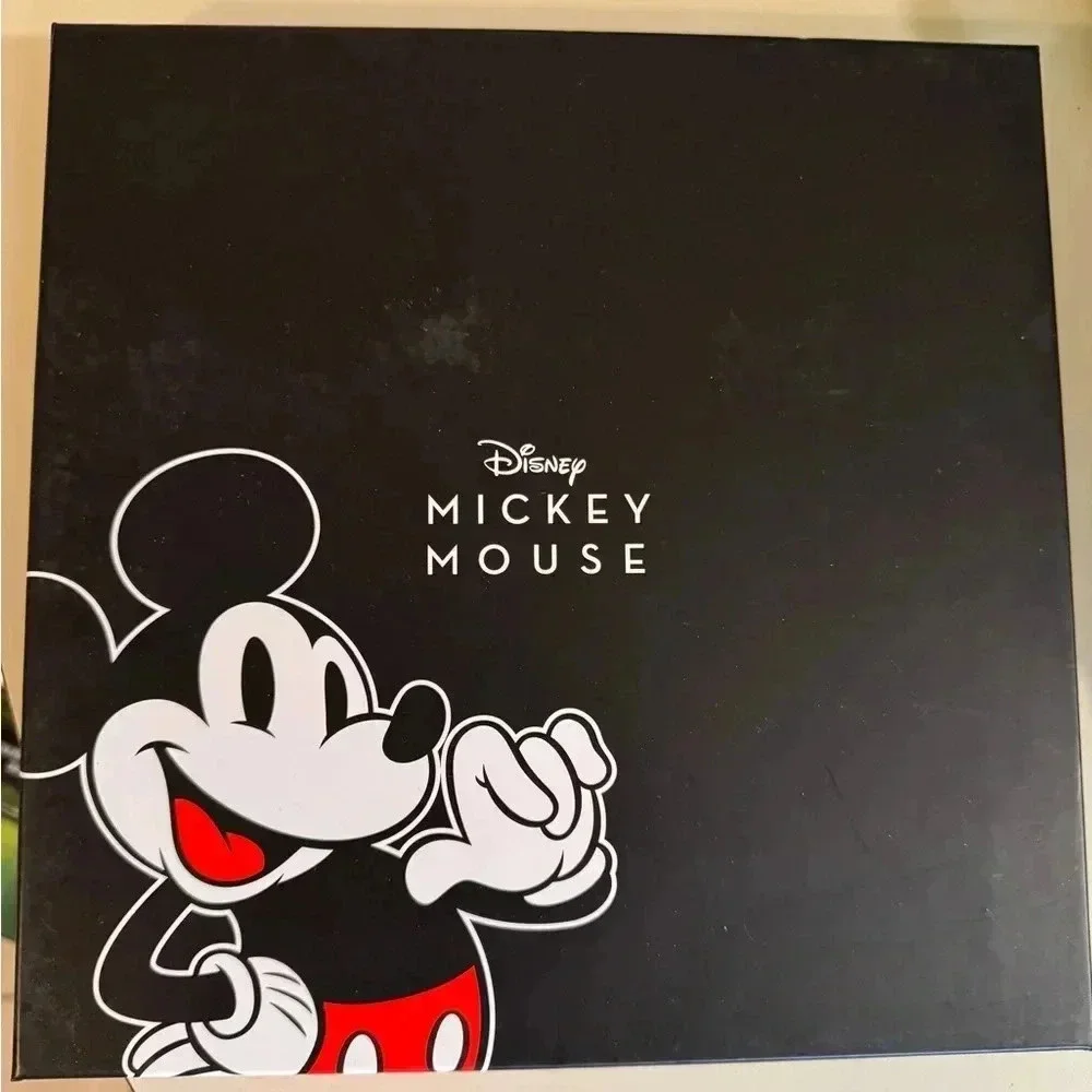 ❤️Valentine’s Day Sale❤️
Disney Mickey Mouse Black & Silver Wristlet Clutch Set - Picture 2 of 2